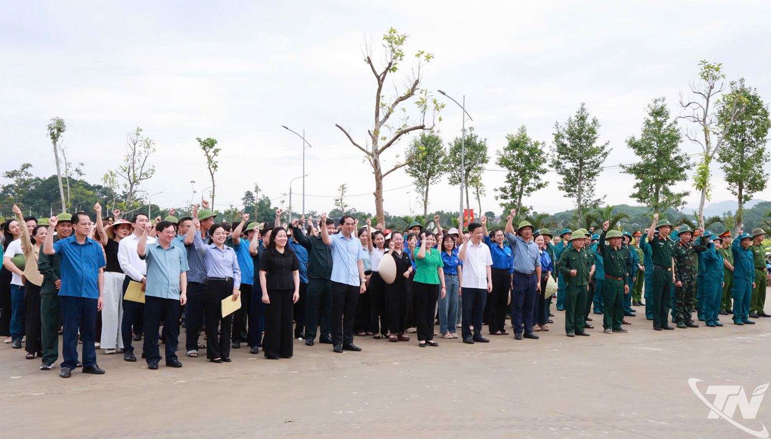 Đồng chí Trịnh Xuân Trường, Ủy viên Trung ương Đảng, Bí thư Tỉnh ủy và các đại biểu dự Lễ phát động tại xã La Bằng.