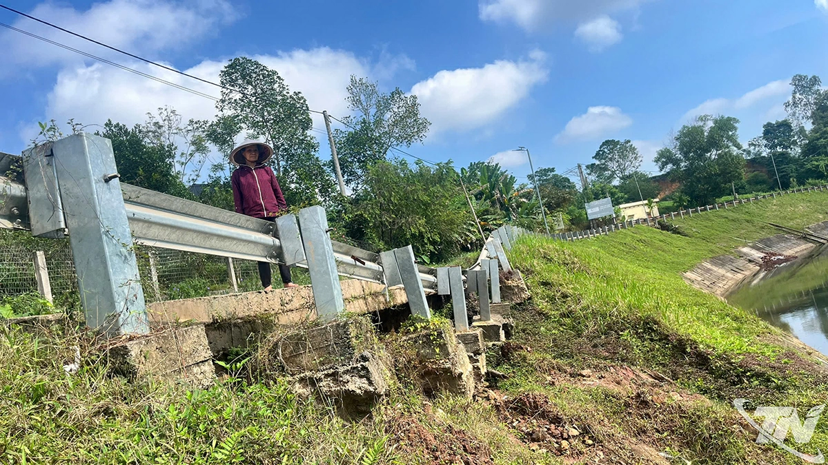 Nhiều đoạn hộ lan sạt trượt, tiềm ẩn nguy cơ mất an toàn giao thông.