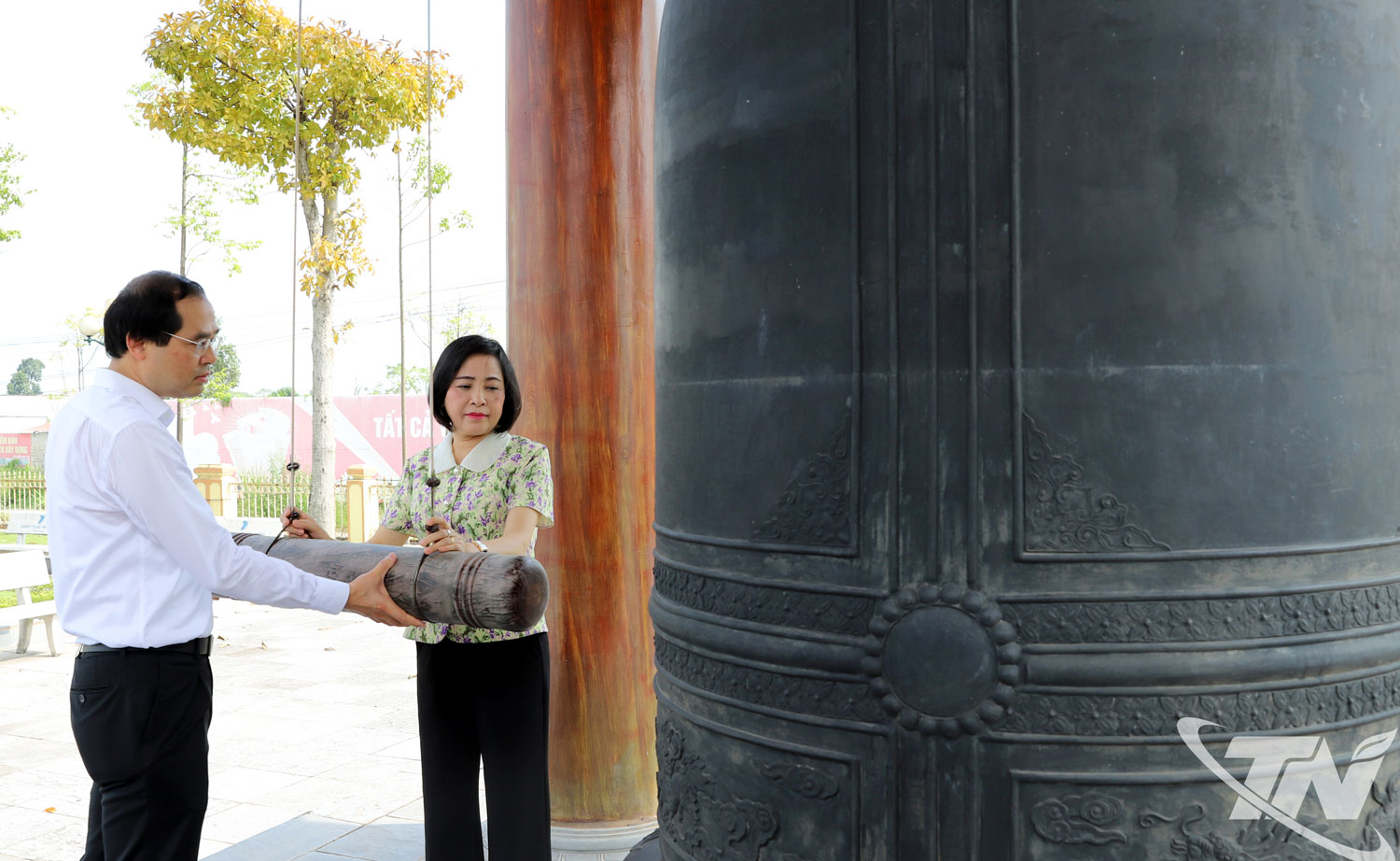 Đồng chí Nguyễn Thị Thanh, Ủy viên Ban Chấp hành Trung ương Đảng, Phó Chủ tịch Quốc hội và đồng chí Trịnh Xuân Trường, Bí thư Tỉnh ủy thỉnh chuông tại Khu di tích lịch sử Quốc gia 915.