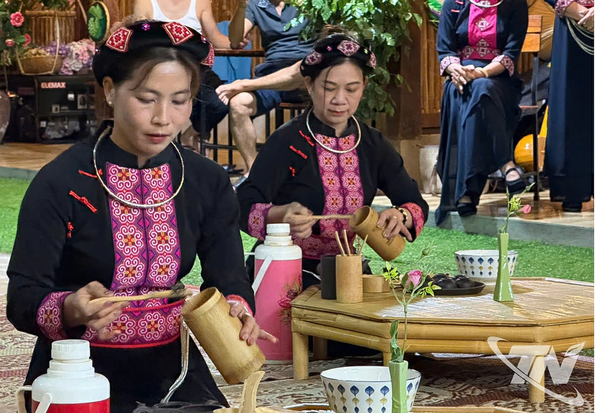 Các thành viên trong CLB Hát then Đàn tính của xóm Mỏ Gà trình diễn pha trà và vui giao lưu văn nghệ với du khách.