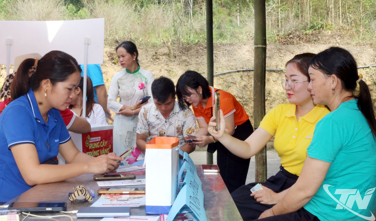 Nhân viên viễn thông giới thiệu, hỗ trợ cài đặt dịch vụ số cho người dân