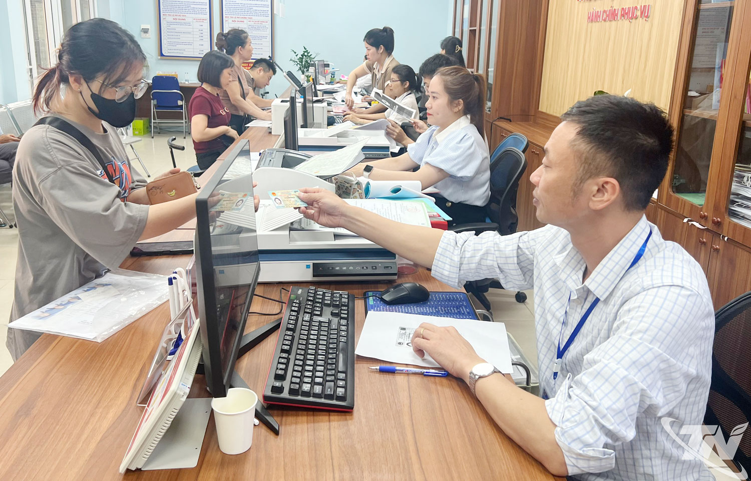 Cán bộ Trung tâm Phục vụ hành chính công phường Quyết Thắng giải quyết thủ tục hành chính cho người dân.