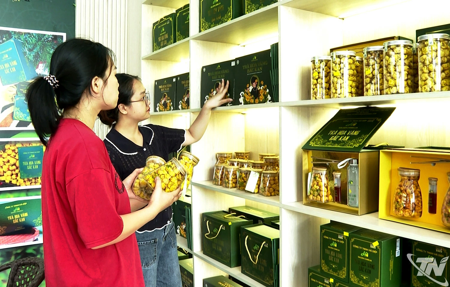 Các điểm giới thiệu, trưng bày sản phẩm OCOP đang trở thành   kênh tiêu thụ quan trọng, góp phần quảng bá và đưa nông sản   địa phương đến gần hơn với người tiêu dùng.