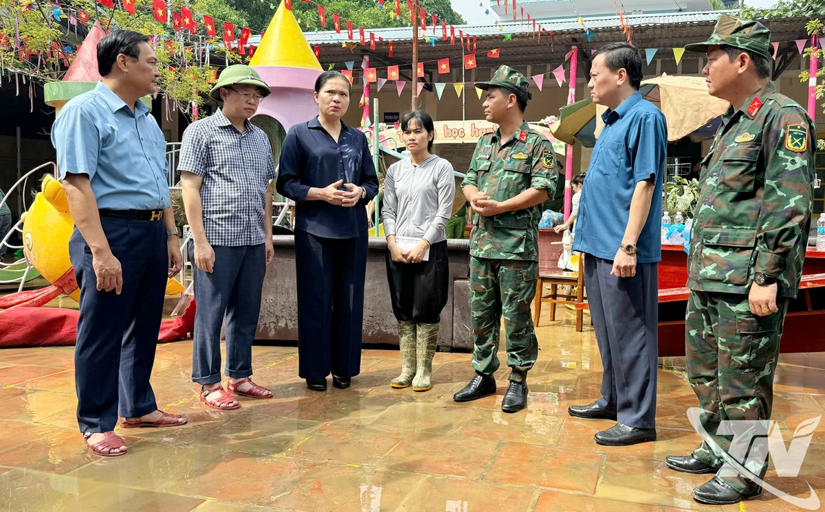 Đoàn công tác của Ủy ban Trung ương MTTQ Việt Nam kiểm tra công tác khắc phục hậu quả lũ lụt tại phường Gia Sàng.