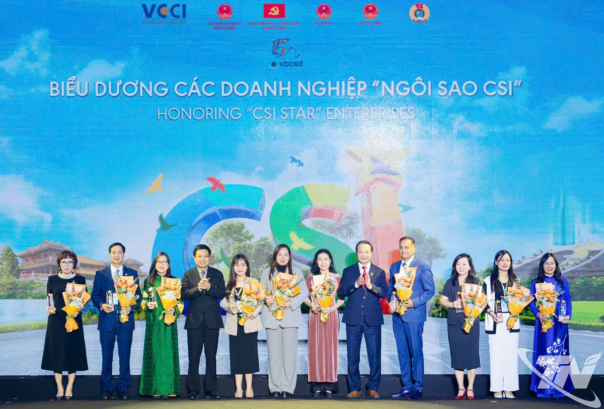 Đại diện Công ty Cổ phần Đầu tư và Thương mại TNG nhận danh hiệu Ngôi sao CSI do VCCI trao tặng tại Chương trình công bố doanh nghiệp bền vững (CSI) năm 2025.