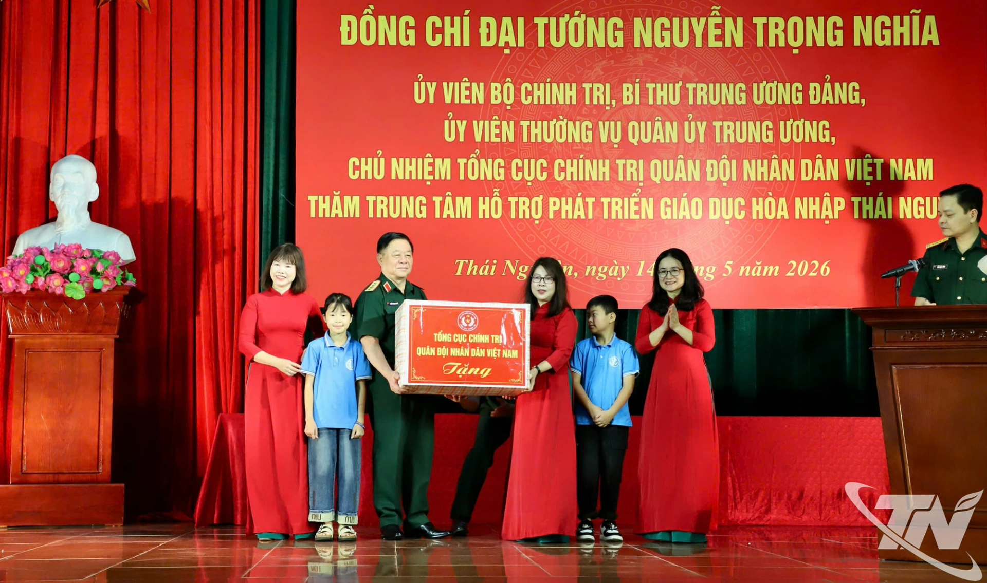 Đại tướng Nguyễn Trọng Nghĩa tặng quà Trung tâm Hỗ trợ phát triển giáo dục hòa nhập trẻ khuyết tật Thái Nguyên.