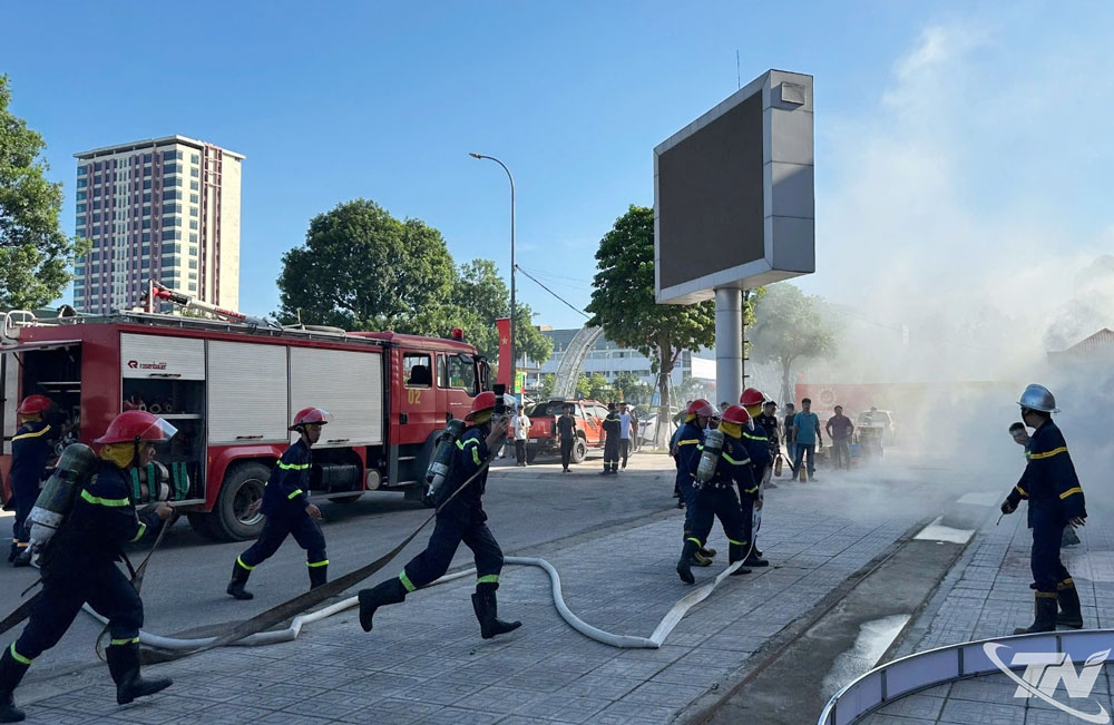 Lực lượng chữa cháy chuyên nghiệp nhanh chóng triển khai đội hình chữa cháy và cứu nạn.