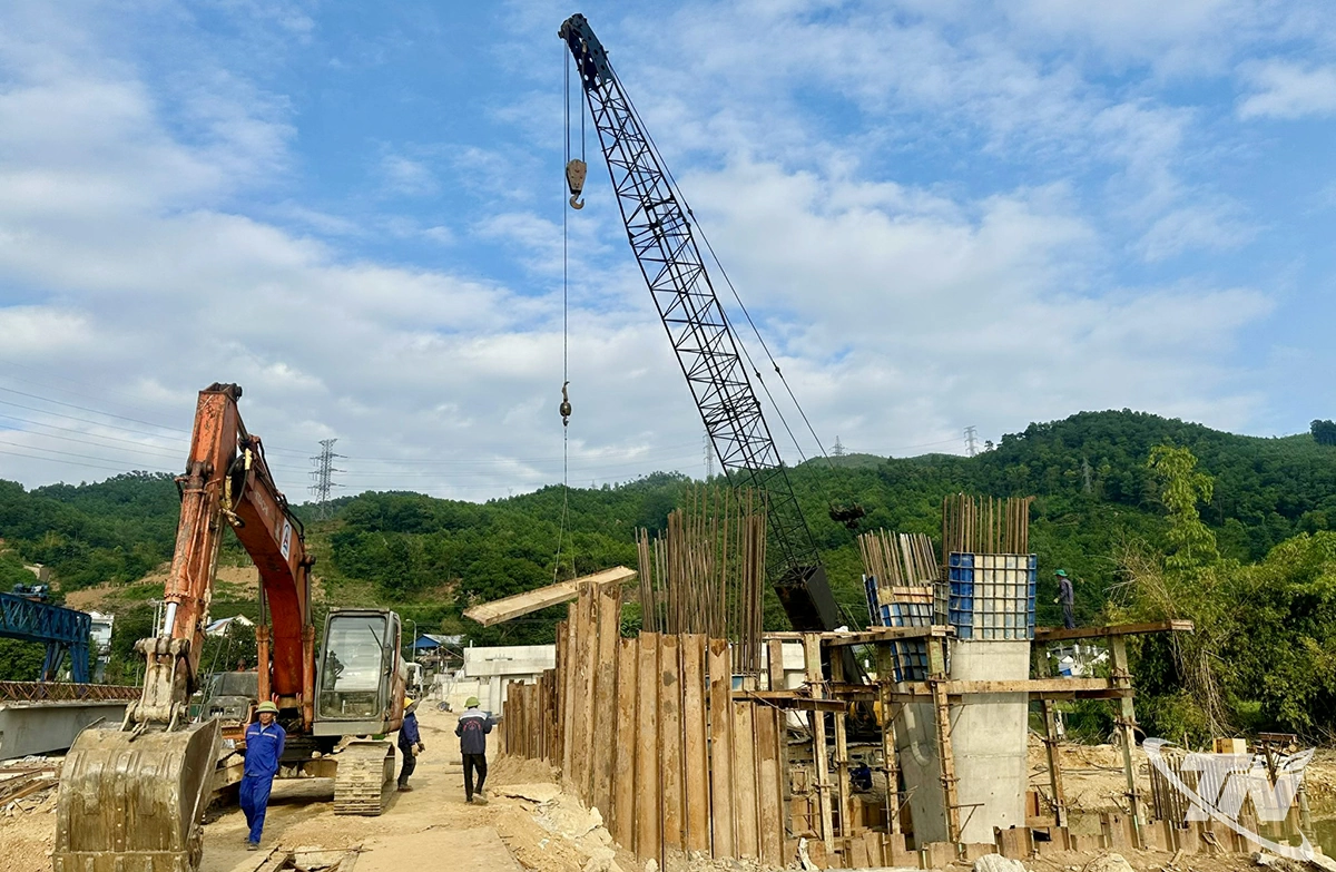 Công trình cầu An Long và tuyến đường kết nối tỉnh lộ ĐT.270 với ĐT.261 có tổng mức đầu tư 350 tỷ đồng, đang được đẩy nhanh tiến độ thi công.