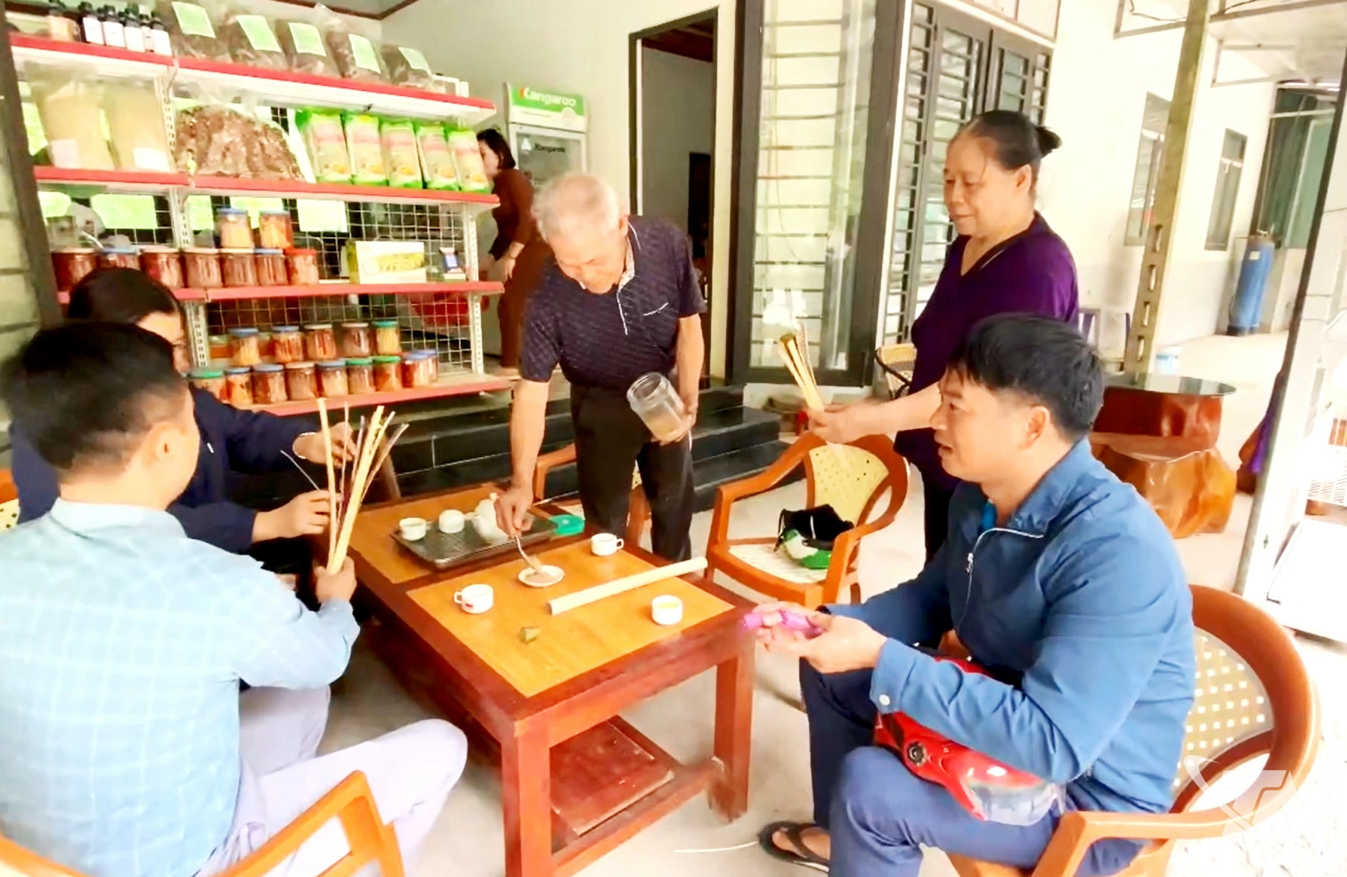 Gia đình ông Vi Văn Kỳ, ở thôn Bản Đồn (xã Tân Kỳ), mời du khách thưởng thức đặc sản   cơm lam của làng nghề.