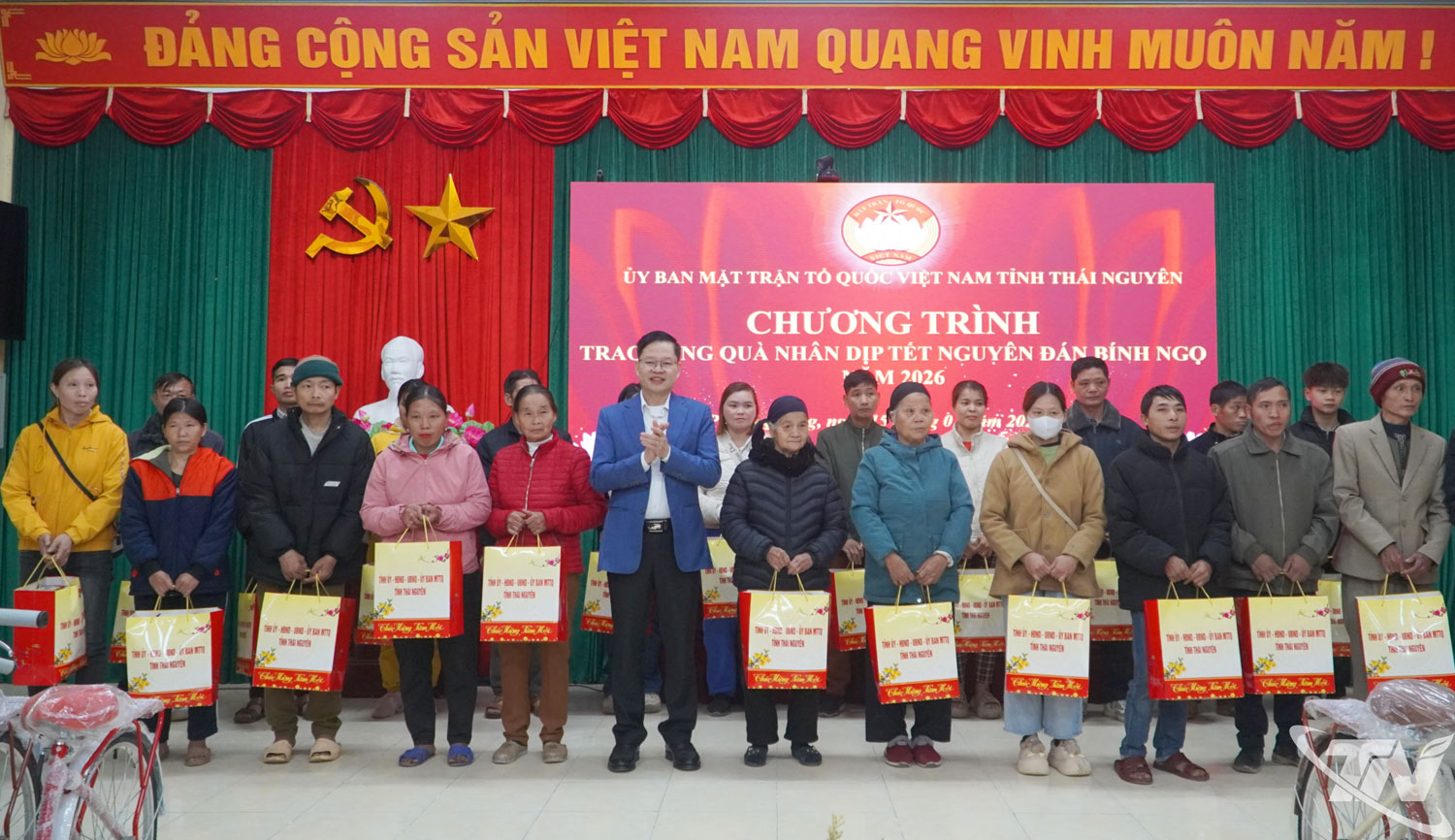 Đồng ch&iacute; Đinh Quang Tuy&ecirc;n tặng qu&agrave; Tết tại x&atilde; Phong Quang.