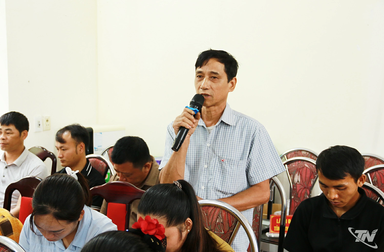 Cử tri thôn Cao Thượng phát biểu ý kiến tại buổi tiếp xúc.