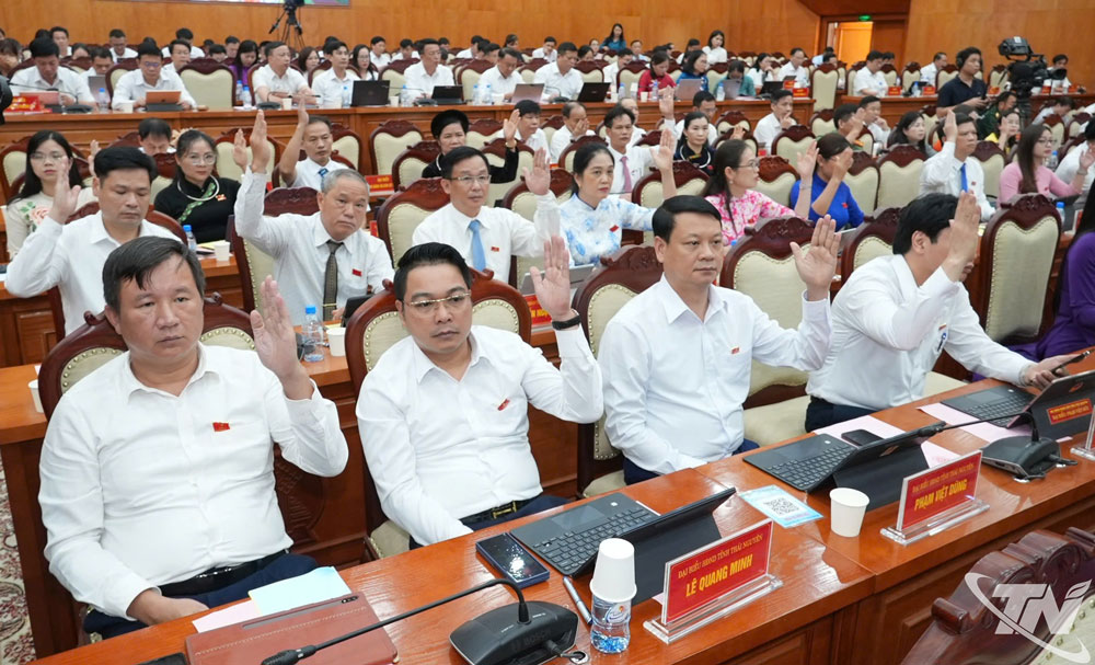 Các đại biểu biểu quyết thông qua danh sách cán bộ thôi giữ chức vụ Ủy viên UBND tỉnh Thái Nguyên khóa XIV, nhiệm kỳ 2021-2026.