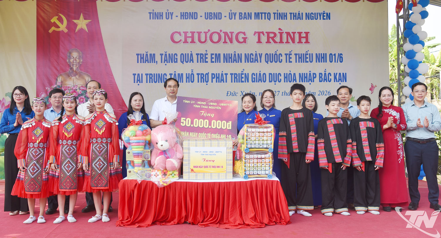 Đoàn công tác hỗ trợ các phần quà, thiết bị phục vụ công tác chăm sóc, giáo dục trẻ của Trung tâm Hỗ trợ phát triển giáo dục hòa nhập Bắc Kạn.