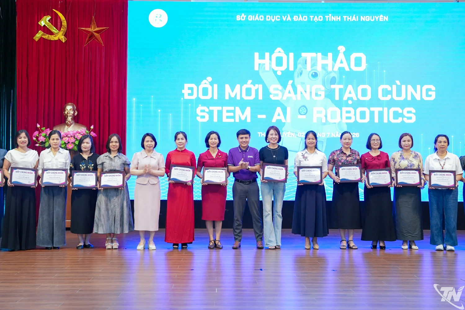 Ban Tổ chức khen thưởng cho các trường triển khai hiệu quả phòng học STEM.