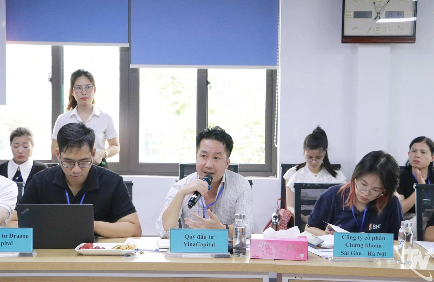 Đại diện các nhà đầu tư đặt câu hỏi với TNG.