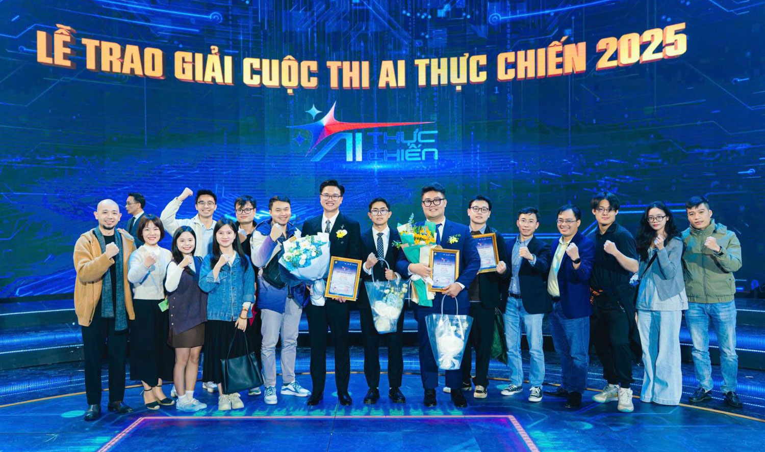 Đội Vươn m&igrave;nh ghi dấu ấn tại cuộc thi &ldquo;AI Thực chiến&rdquo; 2025 với Giải ph&aacute;p &ldquo;trợ l&yacute; khảo th&iacute; AI&rdquo;.