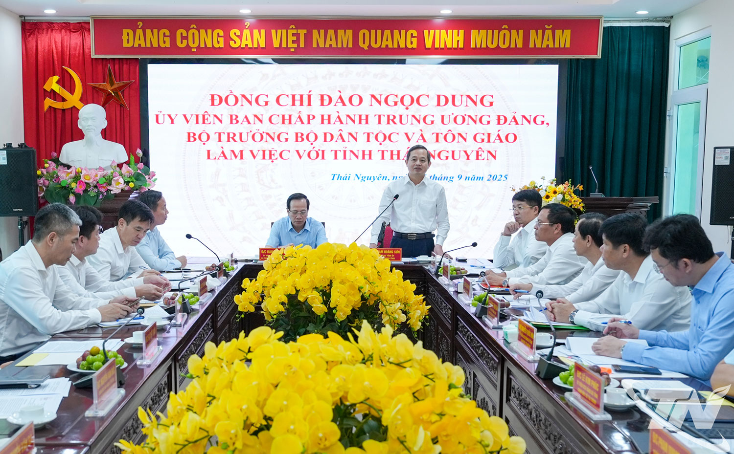 Đồng chí Chủ tịch UBND tỉnh Phạm Hoàng Sơn phát biểu tại buổi làm việc.