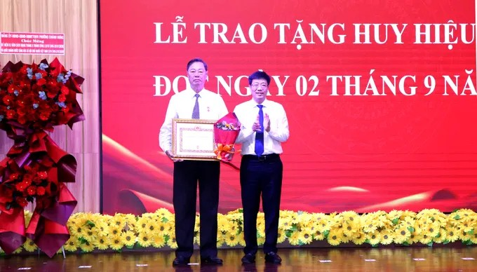 Bí thư Đảng ủy phường Chánh Hưng Trần Thanh Tùng chúc mừng đảng viên nhận Huy hiệu Đảng