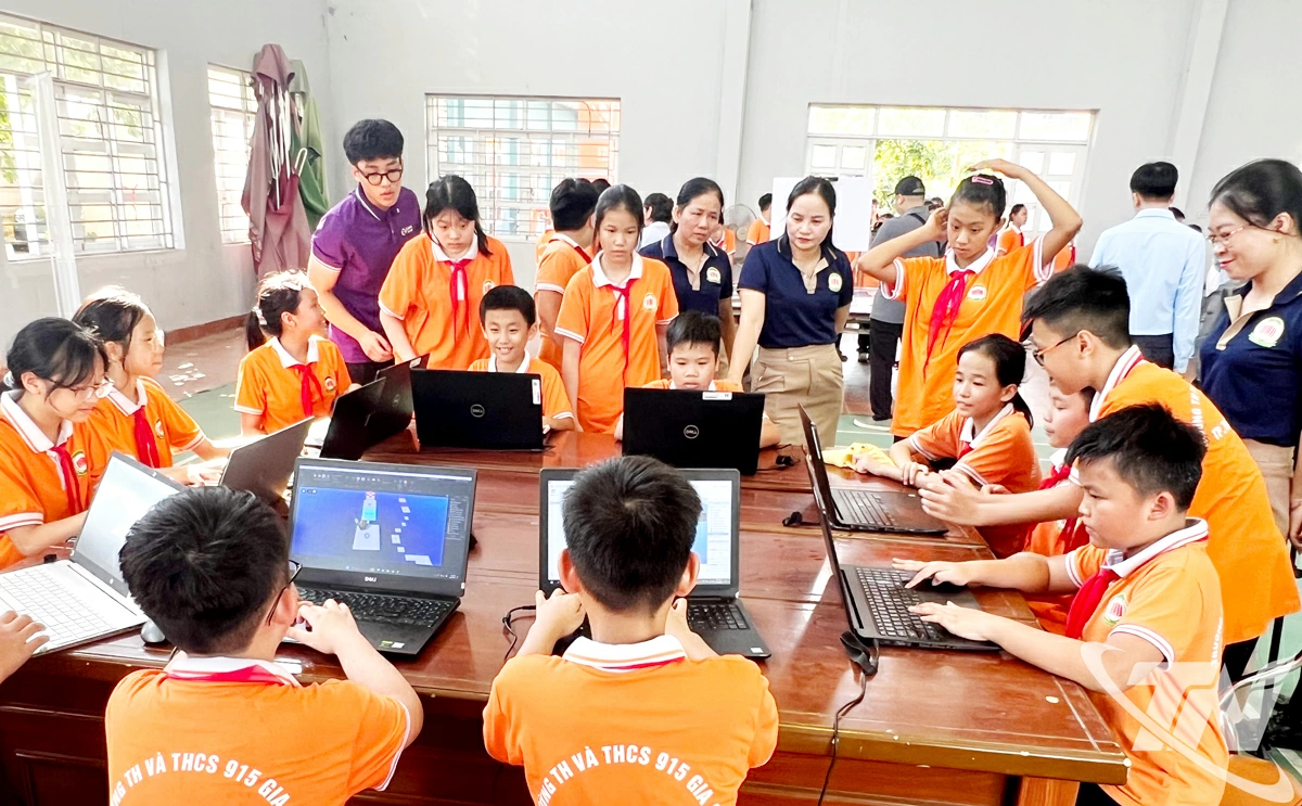 Học sinh Trường Tiểu học và THCS 915 Gia Sàng sôi nổi tham gia hoạt động trải nghiệm tại Ngày hội STEM - AI - Robotics.