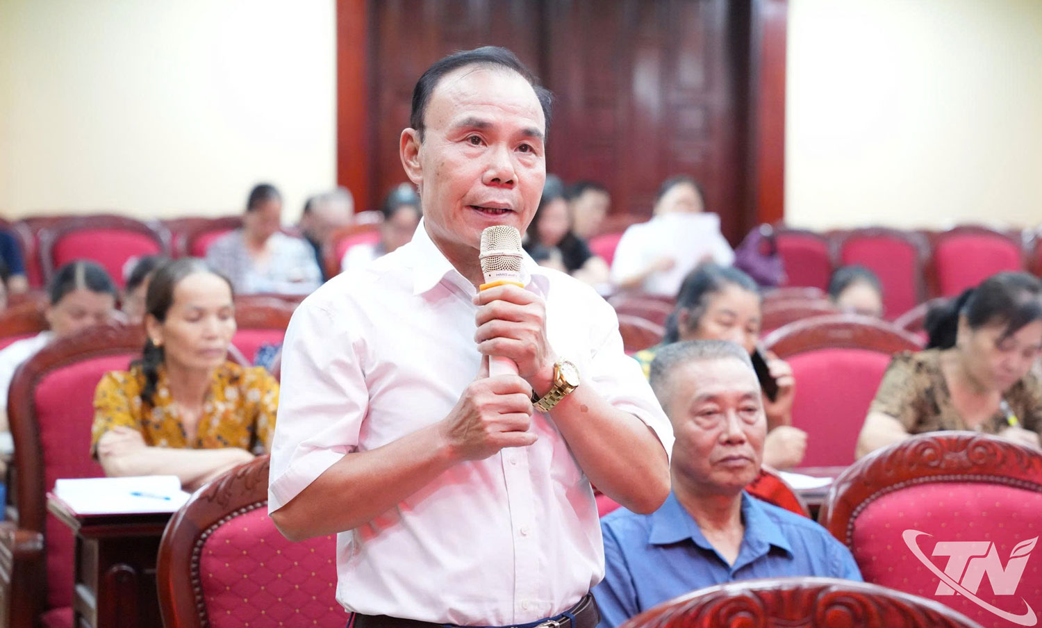 Cử tri phát biểu kiến nghị với đại biểu HĐND tỉnh.