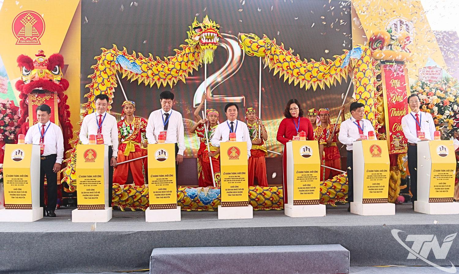 Các đồng chí lãnh đạo tỉnh và đại biểu bấm nút khởi công Dự án.