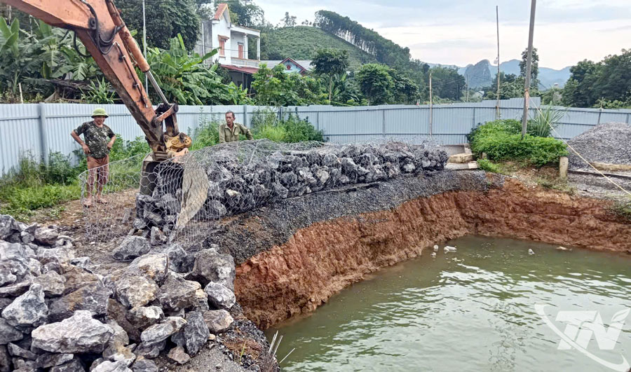 Đơn vị thi công đang tổ chức thực hiện lấp hố theo phương án.