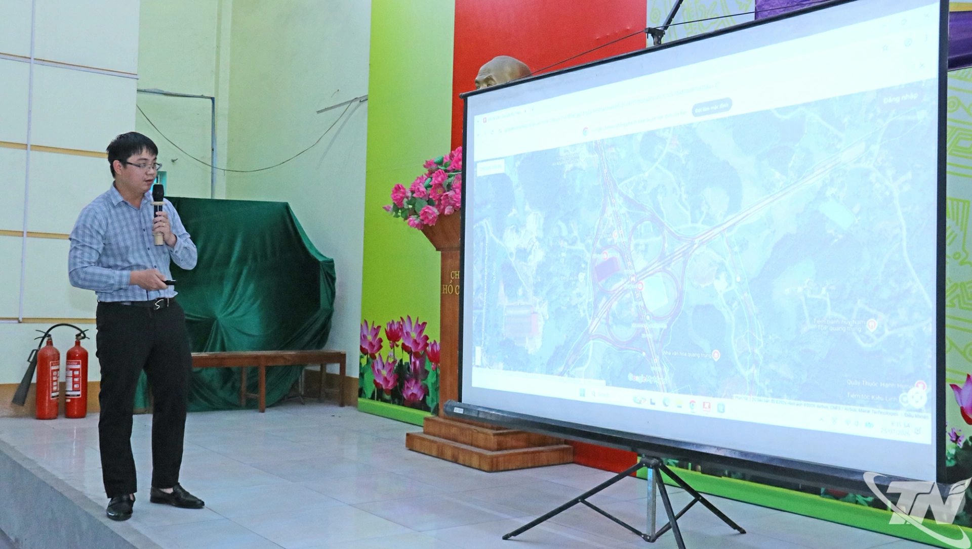 Đại diện chủ đầu tư và đơn vị thi công làm rõ một số nội dung hướng tuyến, phạm vi, ranh giới giải phóng mặt bằng Dự án đầu tư xây dựng hoàn chỉnh CT07 đoạn Hà Nội - Thái Nguyên - Chợ Mới.