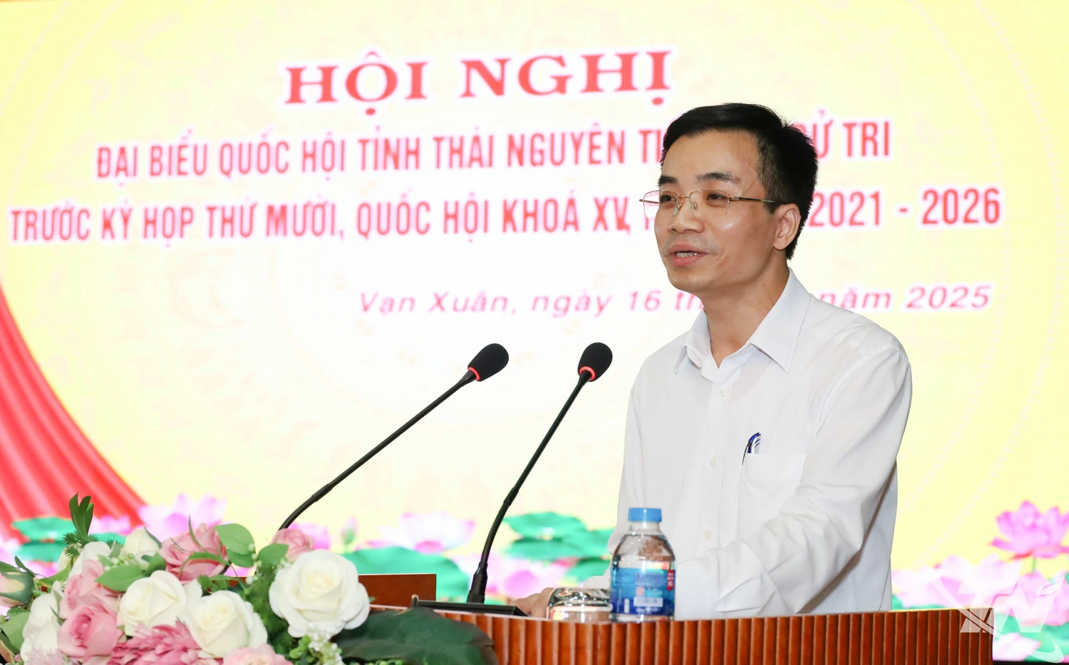 Lãnh đạo các sở, ngành trả lời một số ý kiến, kiến nghị của cử tri.