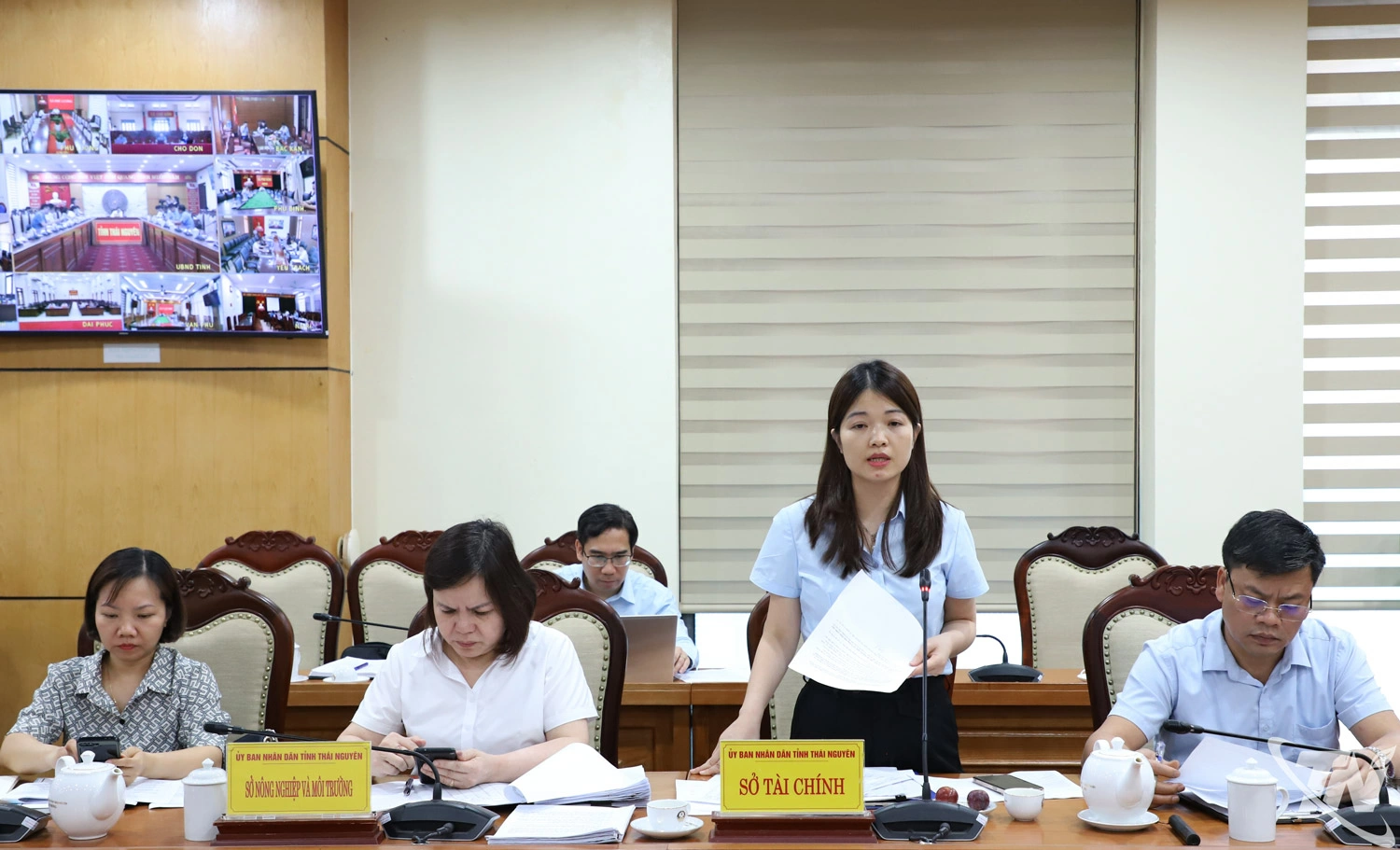 Đại diện Sở Tài chính báo cáo tại cuộc họp.