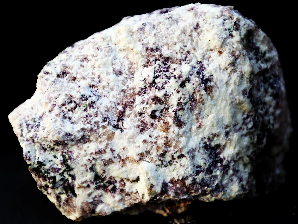 Việt Nam đứng thứ 5 thế giới về sản lượng florit, chiếm khoảng 2,7% sản lượng toàn cầu. Lợi thế này tập trung tại Mỏ đa kim Núi Pháo (tỉnh Thái Nguyên).