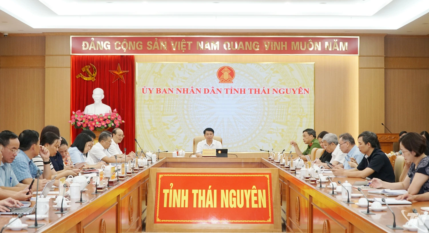 Đồng chí Nông Quang Nhất, Phó Chủ tịch UBND tỉnh cùng các đại biểu dự Hội nghị tại điểm cầu Thái Nguyên.