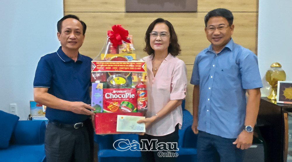 Đồng chí Phạm Văn Thiều, Phó Bí thư Tỉnh ủy, Chủ tịch HĐND tỉnh, trao quà tặng đồng chí Lê Thị Ái Nam.