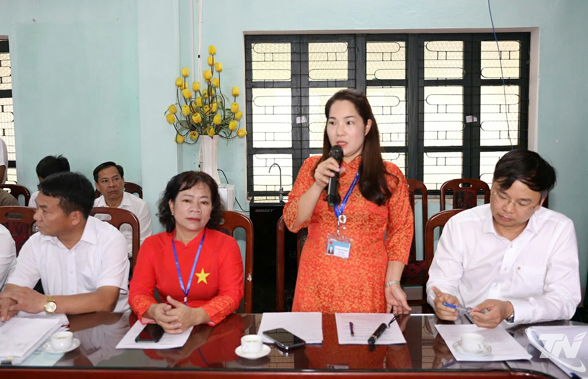 Đại diện Ban giám hiệu Trường Phổ thông Dân tộc Nội trú THPT số 2 Thái Nguyên báo cáo đề xuất tại buổi làm việc.