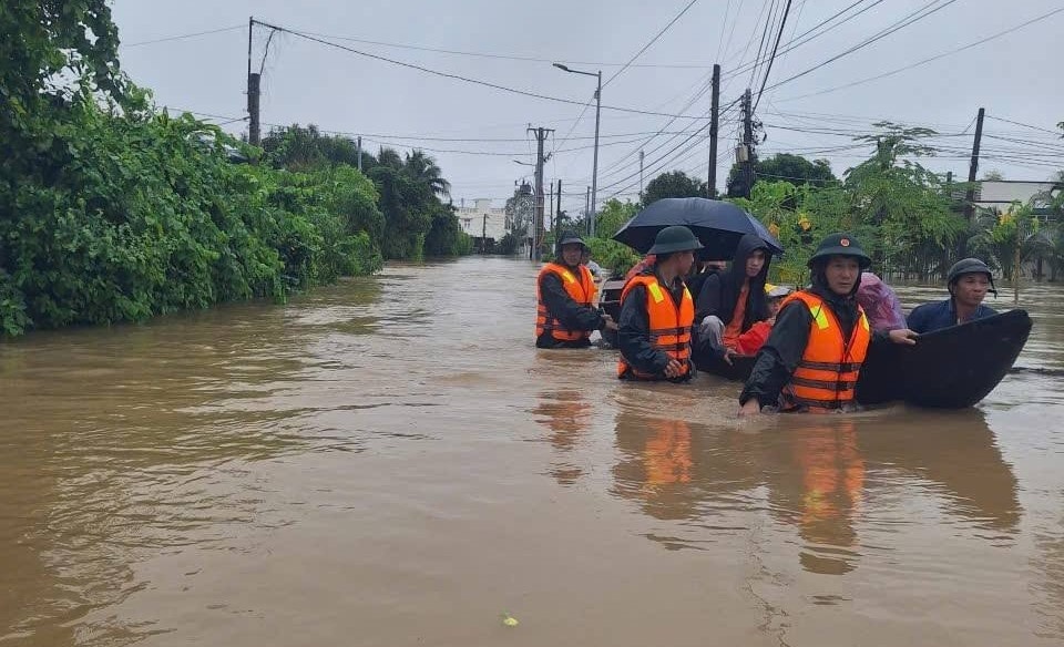 Sư đoàn 305 khẩn trương tổ chức cơ động hàng trăm cán bộ, chiến sĩ cùng nhiều phương tiện chuyên dụng xuống các điểm xung yếu, kịp thời hỗ trợ nhân dân ứng phó với lũ, lụt tại tỉnh Đắk Lắk. Ảnh: F305