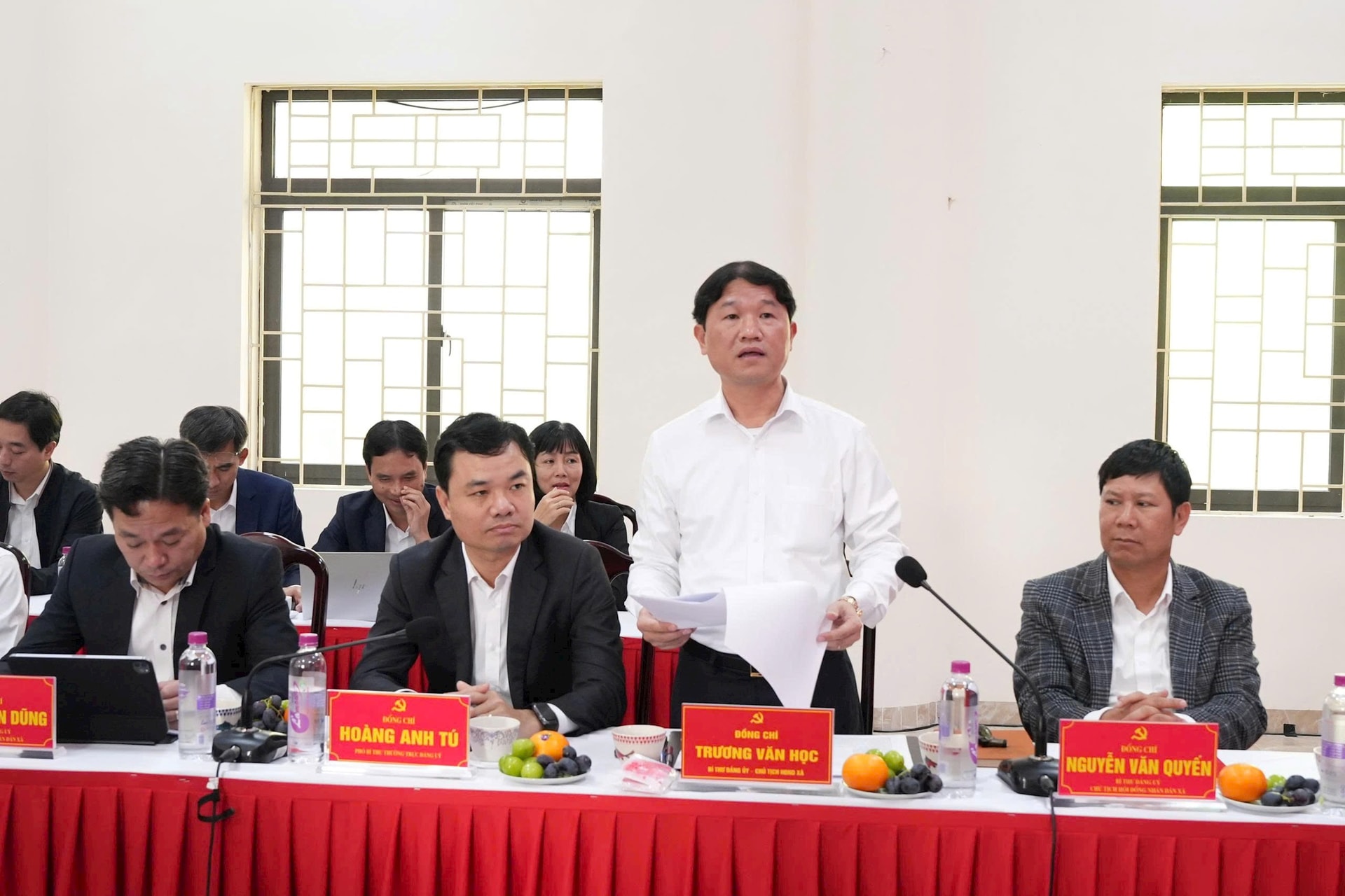 Bí thư Đảng ủy, Chủ tịch HĐND xã Thuận An Trương Văn Học báo cáo tại buổi giám sát. Ảnh: Nguyên Anh