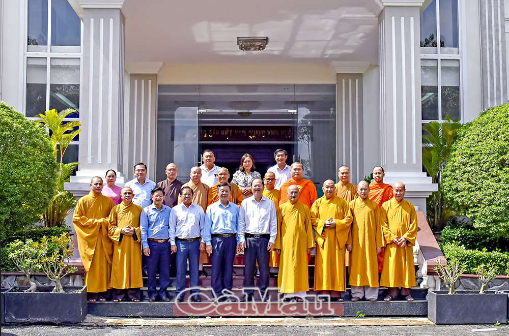 Các đồng chí lãnh đạo tỉnh Cà Mau lưu lại hình ảnh kỷ niệm cùng đoàn Ban Thường trực Hội đồng Trị sự Giáo hội Phật giáo Việt Nam.