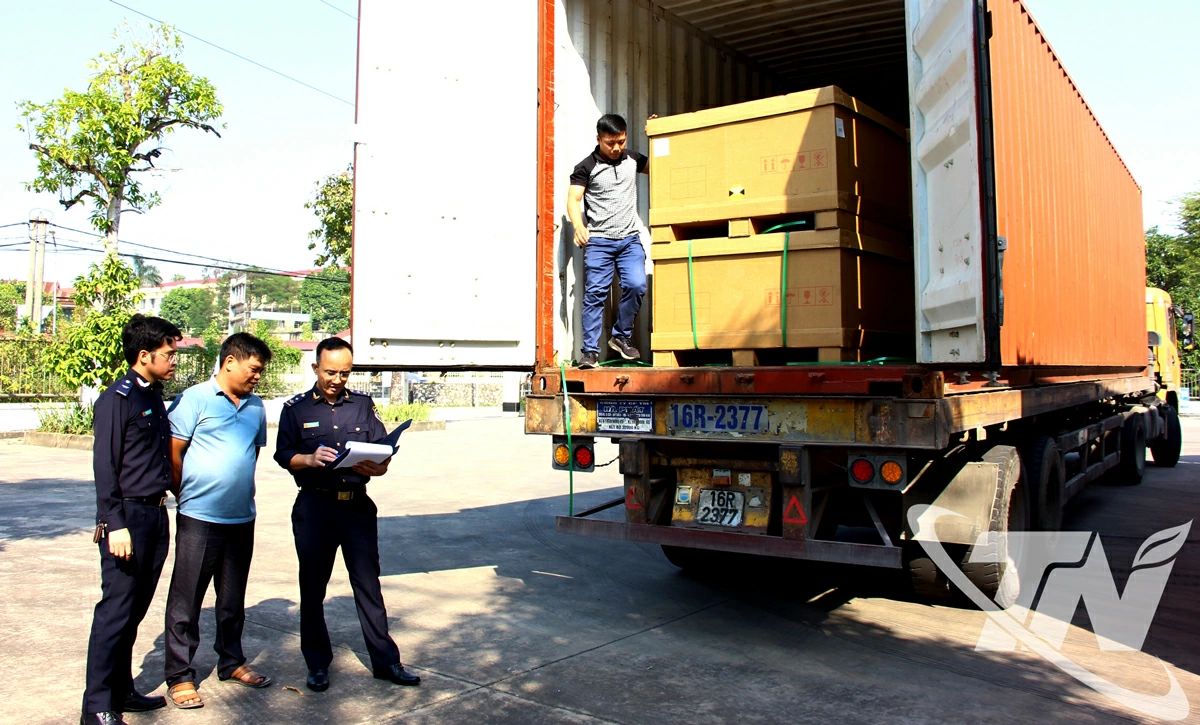 Cán bộ Hải quan Thái Nguyên thực hiện thủ tục thông quan hàng hóa xuất khẩu của doanh nghiệp. Ảnh: T.L