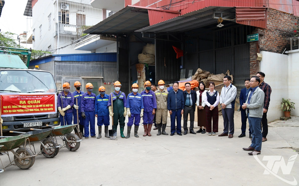 Các đại biểu tại buổi ra quân.