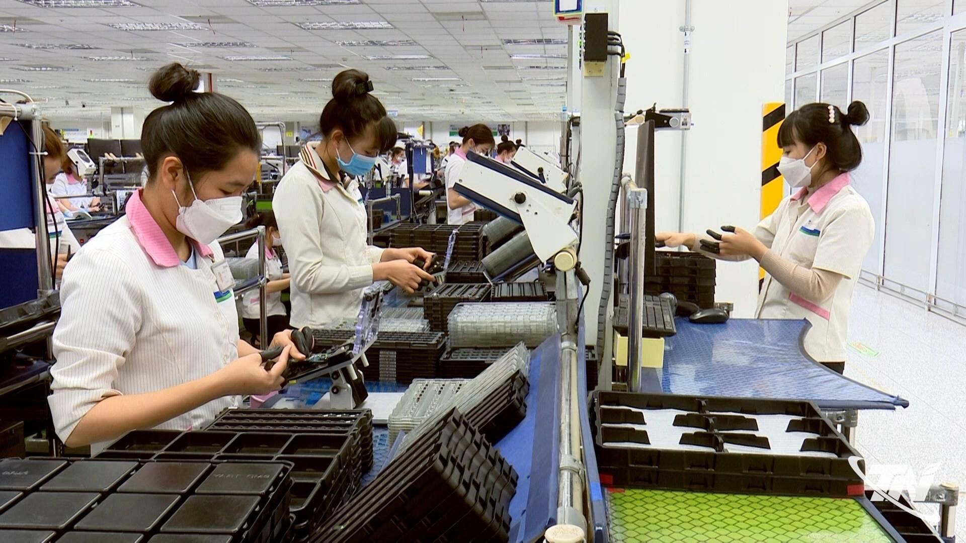 Xuất khẩu khu   vực kinh tế có   vốn đầu tư của   nước ngoài đạt   17,9 tỷ USD, tăng   18,4% so với   cùng kỳ năm   trước.