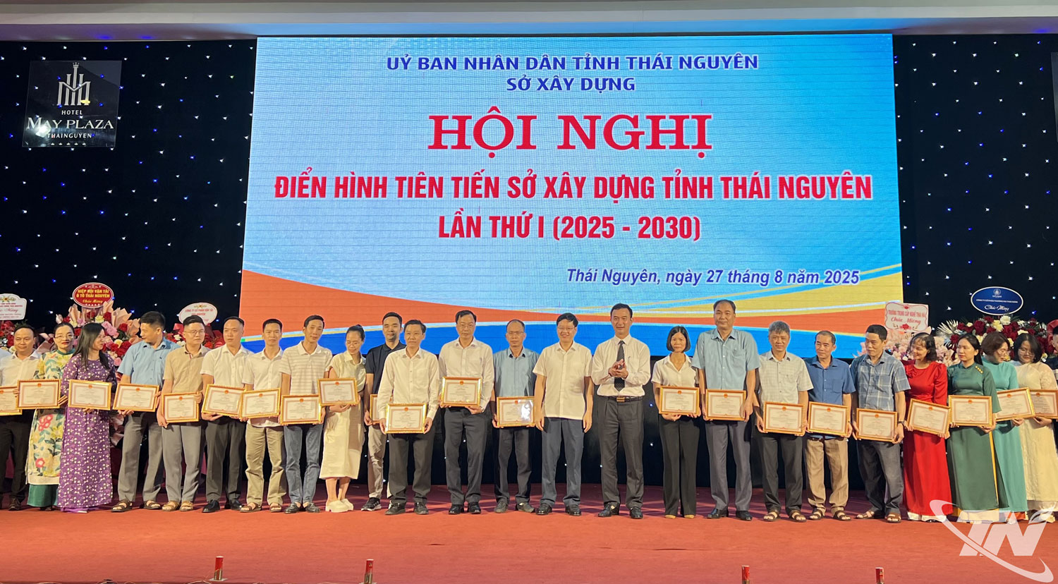 Nhiều tập thể và cá nhân có thành tích xuất sắc được nhận Bằng khen, Giấy khen tại buổi Lễ.