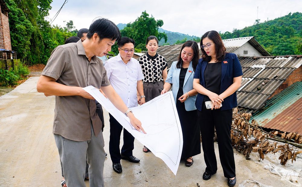 Đoàn công tác khảo sát thực tế tại 	Khảo sát tại tuyến đường vào hồ Bản Chang xã Ngân Sơn.