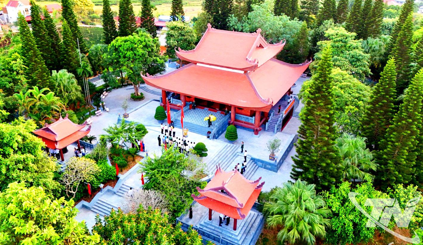 Nhà tưởng niệm Chủ tịch Hồ Chí Minh trên đỉnh đèo De, xã Phú Đình.