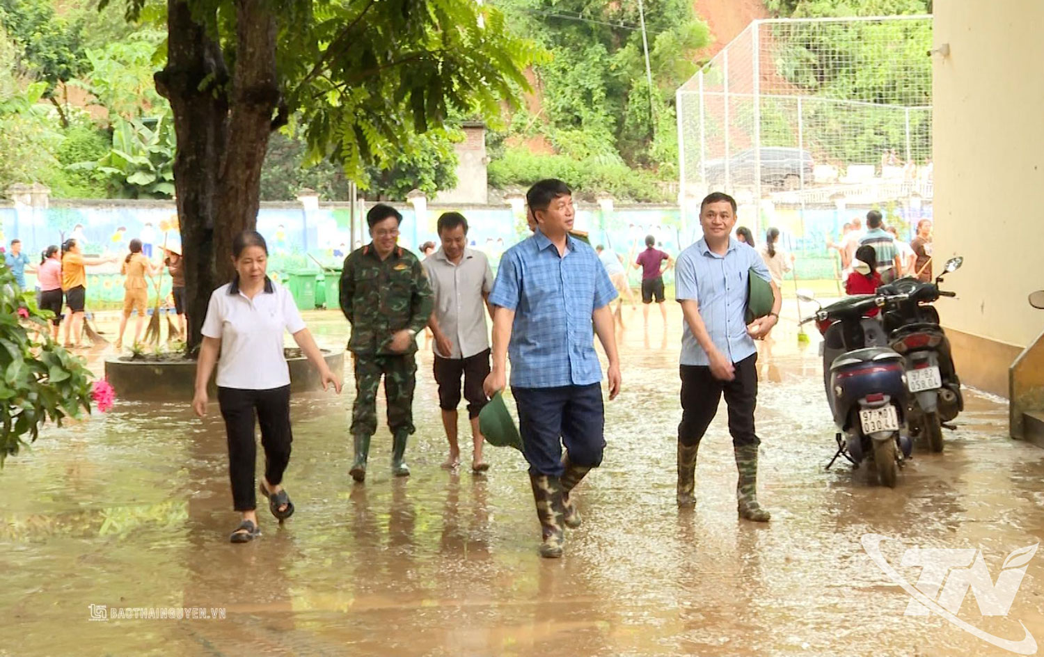 Đồng chí Phó Chủ tịch UBND tỉnh Nông Quang Nhất kiểm tra tại Trường Tiểu học Sông Cầu.