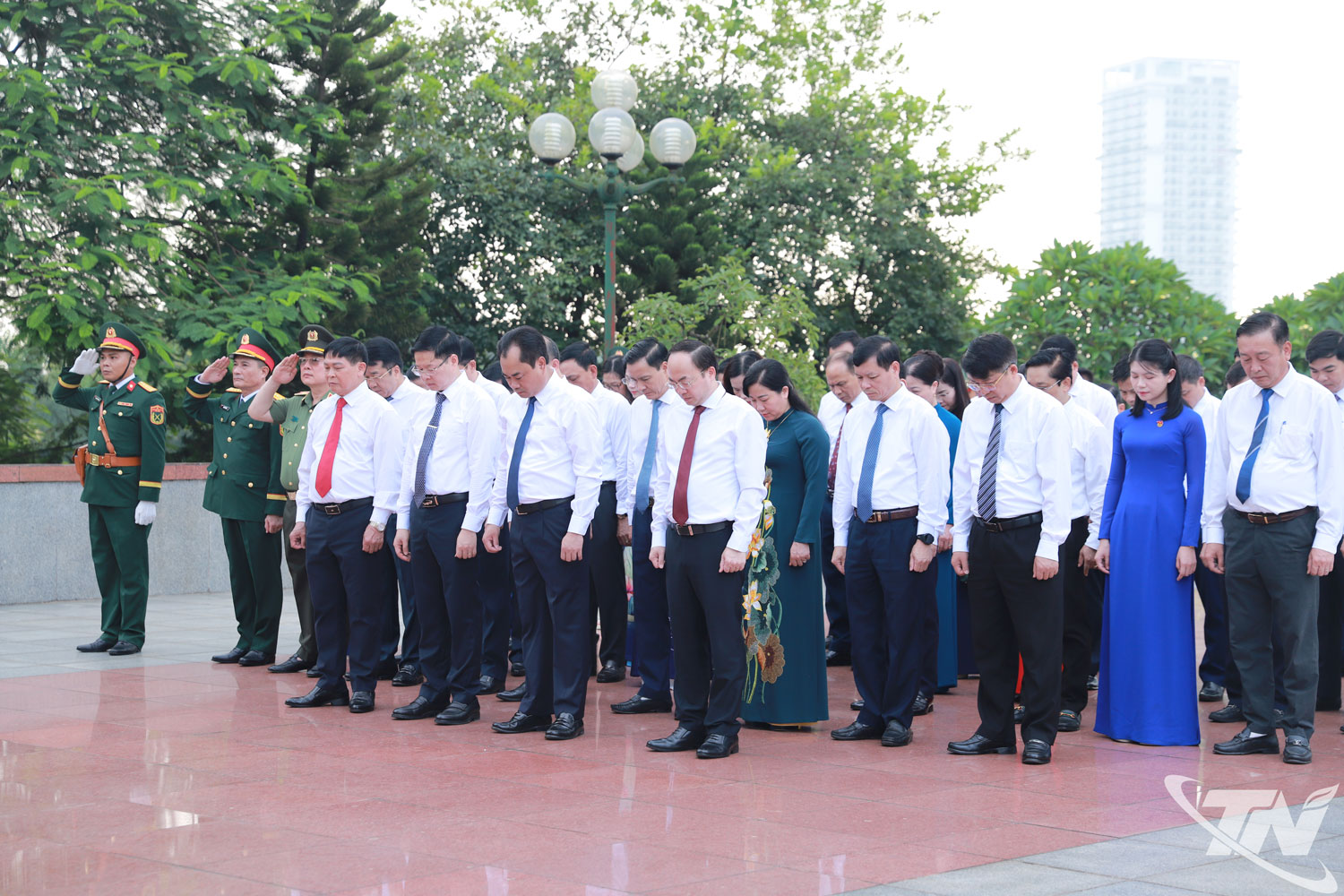 Các đồng chí lãnh đạo tỉnh và đại biểu tưởng niệm các Anh hùng liệt sĩ.