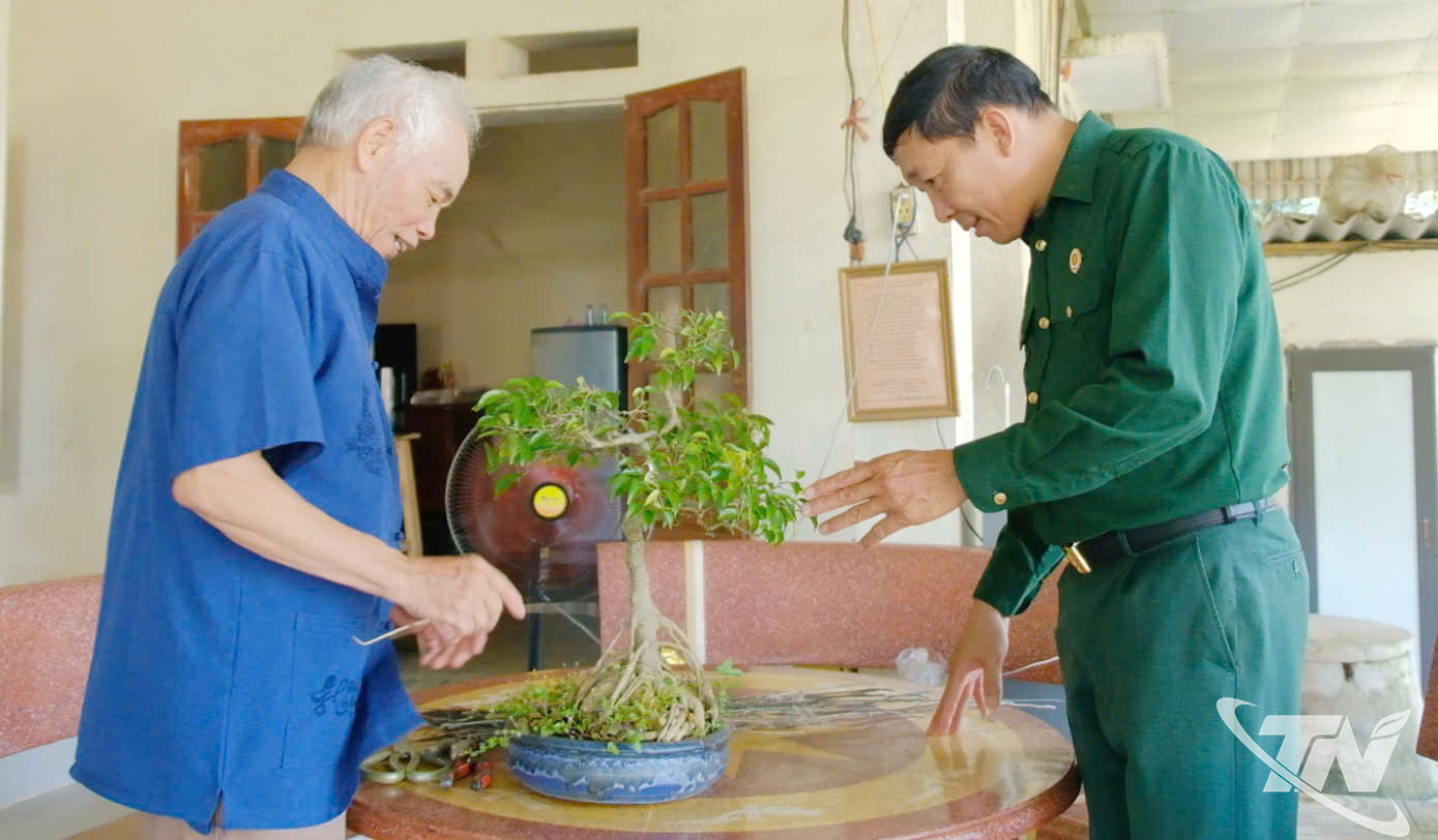 Ông Đỗ Ngọc Phùng (bên trái) thường xuyên trao đổi kinh nghiệm chăm sóc cây cảnh với các hộ dân Làng nghề.