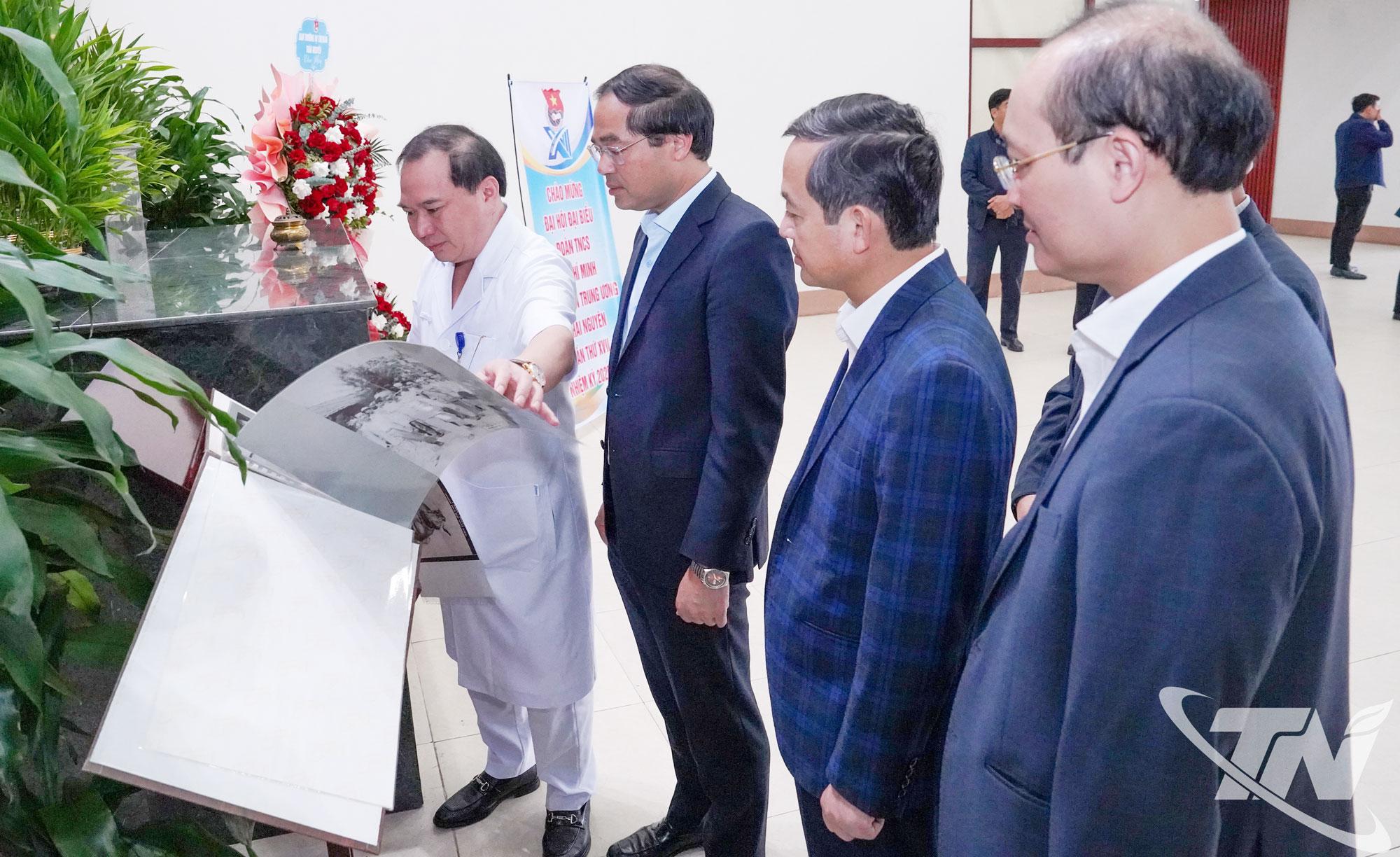 Lãnh đạo Bệnh viện Trung ương Thái Nguyên giới thiệu về lịch sử phát triển của đơn vị.