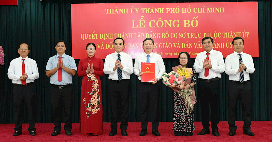 Bí thư Thành ủy TPHCM Trần Lưu Quang trao quyết định đổi tên Ban Tuyên giáo và Dân vận Thành ủy TPHCM thành Ban Tuyên giáo Thành ủy TPHCM. Ảnh: VIỆT DŨNG