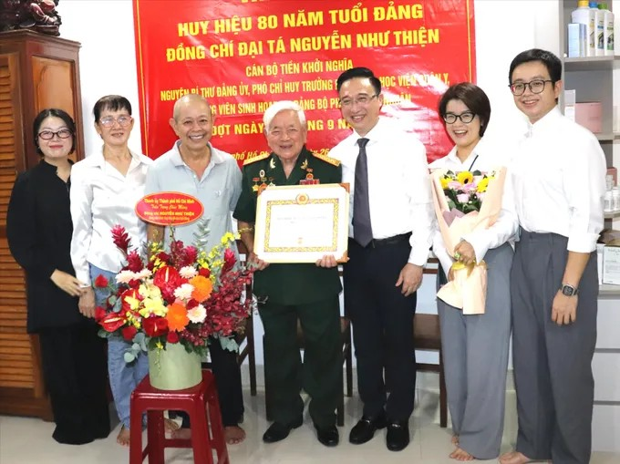 Phó Bí thư Thành ủy TPHCM Đặng Minh Thông và gia đình chúc mừng đồng chí Nguyễn Như Thiện
