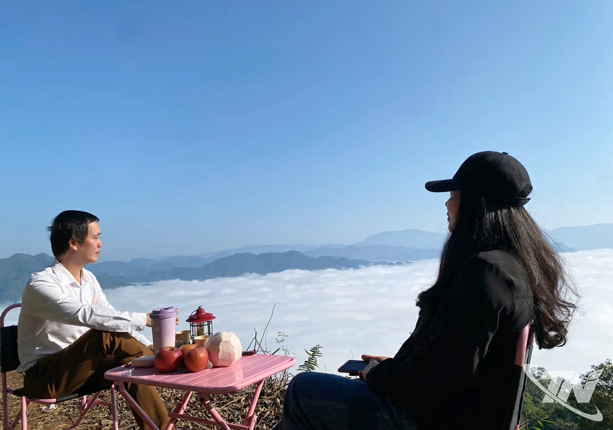 Du khách ngồi uống cà phê và đón bình minh trên đỉnh Đồn Đèn.