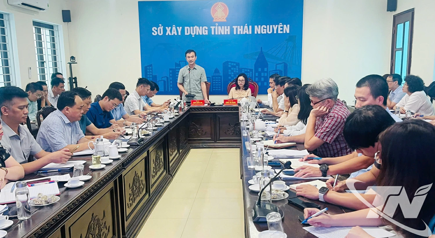 Lãnh đạo Sở Xây dựng báo cáo với đoàn công tác những khó khăn liên quan đến lĩnh vực ngành quản lý.